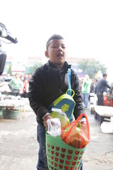 组图：《爸爸去哪儿》难度升级 小朋友独立买菜