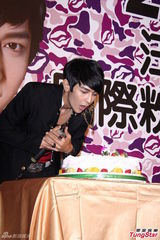 组图：汪东城生日会回忆纯爱 戴美瞳似漫画人物