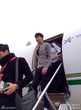组图：金秀贤录《最强大脑》 乘私人飞机到达