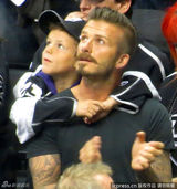 组图：贝克汉姆携三子看冰球赛