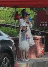 组图：王菲李亚鹏携女视察嫣然天使儿童医院