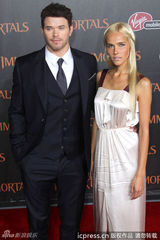 组图：《惊天战神》首映女星比美 米基洛克笑搂超模