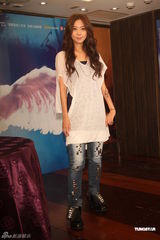 组图：陈绮贞演唱会加场顺利落幕 开香槟庆功