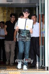 组图：SJ金希澈退役获表彰 表情开心抛飞吻