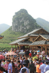 幻灯图：《刘三姐》柳州盛大开机 节日气氛浓