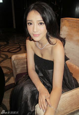 组图：秦岚出席时尚派对 从容大气演绎“优雅女王”