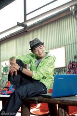 组图：郑恺写真露晒伤肌肤 眉目间显半熟男人味