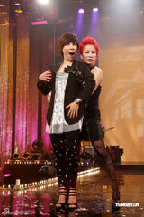 高清组图：温岚红发造型助阵黄小琥 大跳火辣断背舞