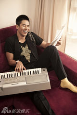 组图：于晓光居家写真曝光 时尚型男爱家爱生活