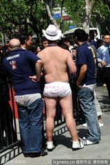 组图：《绯闻女孩》双星上海行 外籍男穿内裤追星