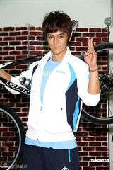 幻灯组图：汪东城代言运动服装 想开画展秀绘画天份