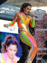 组图：英国美女谢丽尔-科尔性感短裙亮相