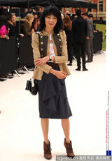 组图：张曼玉亮相伦敦时装周 帅气装扮看秀