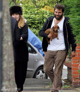 组图：阿黛尔怀孕六月大腹便便 与男友逛公园