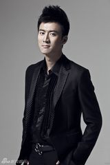 组图：戚迹黑白写真着西服朝气十足