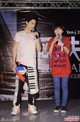 组图：严爵个唱秀舞技 打死不肯脱衣露腹肌