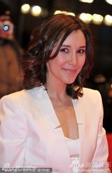 组图：女星西贝尔-凯基莉白色西服配纱裙个性时尚