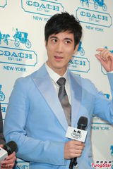 组图：王力宏西装亮相代言阳光俊朗