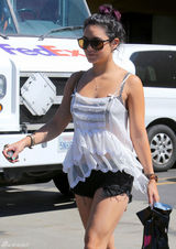 组图：凡妮莎-哈金斯街拍吊带纱衣搭配热裤