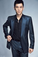 组图：乔振宇熟男写真气场十足 气质沉稳显精英范儿