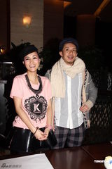 组图：谢安琪红馆开唱现场大秀家庭温馨照