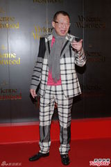 组图：吴尊当爸派红包 吴镇宇走秀范儿足获赞