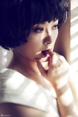 高清图：袁莉全新演绎妩媚熟女 尽显性感女人味道