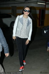 组图：姚晨穿平底鞋现身影院尽显孕相