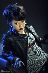 组图：黄小蕾庆生奔三华丽转身 时尚前卫秀风尚