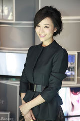 组图：张静初亮相武汉 甜美笑容俘获镜头焦点