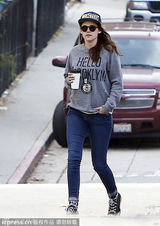 组图：暮光女外出与友人热聊 疑走出分手阴影