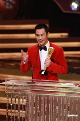 组图：郑嘉颖凭借Law霸获得我最喜爱的电视男角色