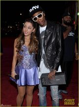 组图：格兰德紫色短裙登台演出 显青春气息