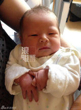 独家：罗琦首曝光混血萌娃 为爱子提前织毛毯