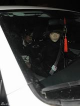 组图：高晓松刑满出狱 妻子开车载回家