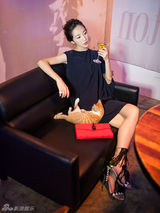 组图：韩雪街拍造型气场十足 黑色映像别有风情