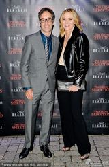 组图：《伟大诱惑》首映芭拉班大秀美背