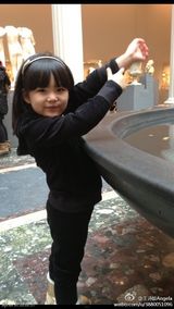 组图：王诗龄游博物馆看音乐剧 甜笑露文艺范儿