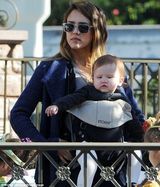 组图：阿尔芭一家迪士尼看圣诞游行 囧娃穿金裙似公主