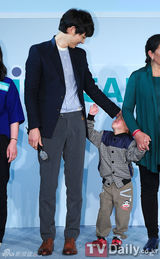 组图：宋仲基河智苑做慈善与残障儿童互动有爱