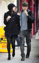 高清组图：凯拉-奈特利现身伦敦街头和男友亲密