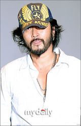 组图：SBS《武士白东秀》发布 俞承浩现身笑容亲切