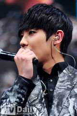 组图：韩团MBLAQ日本开唱 不顾形象大做鬼脸