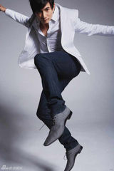 幻灯图：吴奇隆时尚优雅造型 打造多变熟男新形象