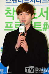 组图：韩星李钟硕出席慈善活动 暖男表里如一