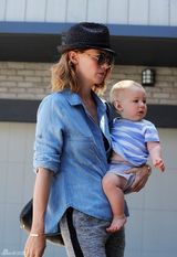 组图：詹纽瑞-琼斯抱娃出门 潮妈范儿气场超强