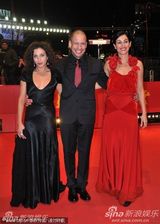 电影《口红》首映 女星Nataly娇艳夺目撅嘴吻导演