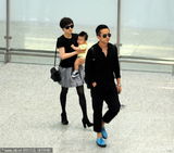 组图：邓超潮装现身机场两手空 孙俪抱儿子紧跟