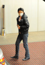 组图：李云迪回京口罩遮面走贵宾通道