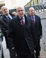 组图：邓文迪与默多克正式离婚 黑脸走出法院